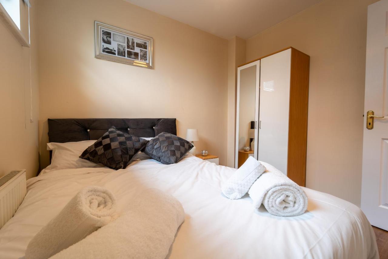 Luxury 2 Bed Apartment - Near Heathrow, Legoland, Windsor Slough Buitenkant foto