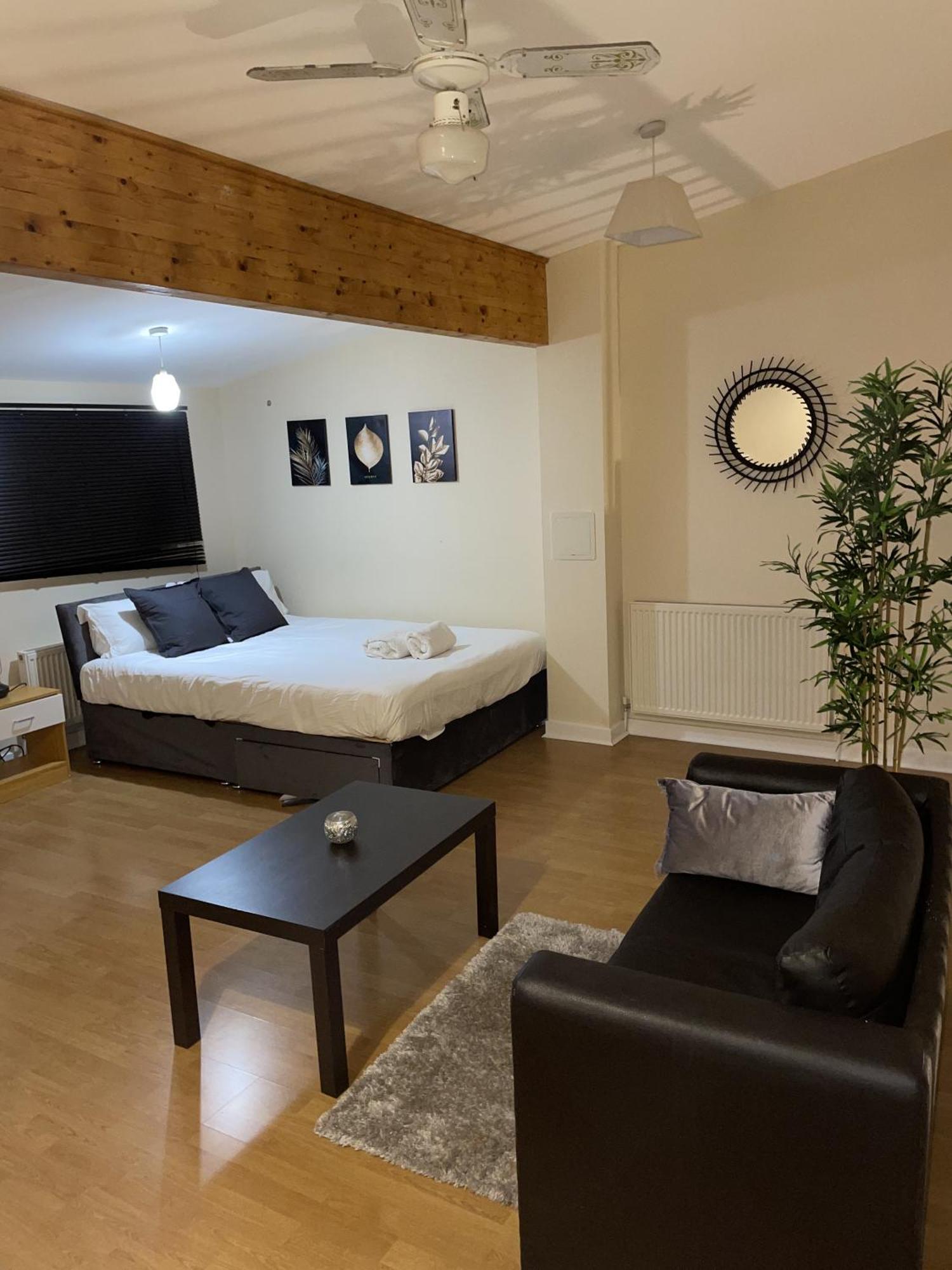 Luxury 2 Bed Apartment - Near Heathrow, Legoland, Windsor Slough Buitenkant foto