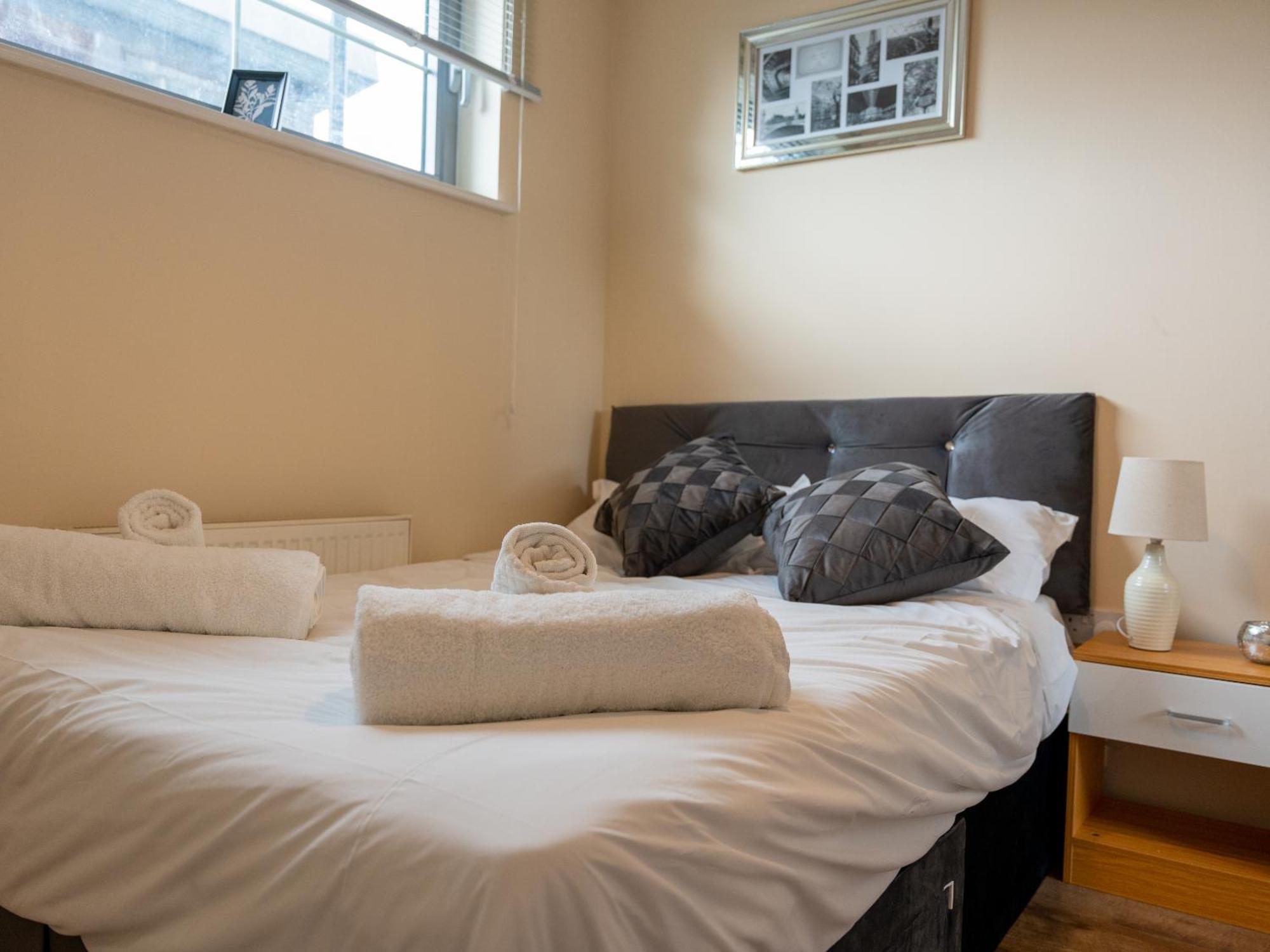 Luxury 2 Bed Apartment - Near Heathrow, Legoland, Windsor Slough Buitenkant foto