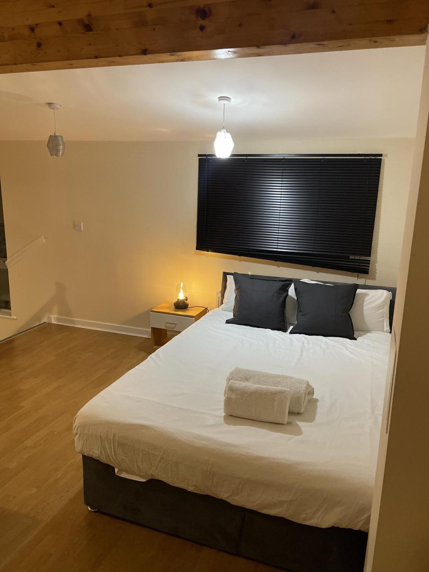 Luxury 2 Bed Apartment - Near Heathrow, Legoland, Windsor Slough Buitenkant foto