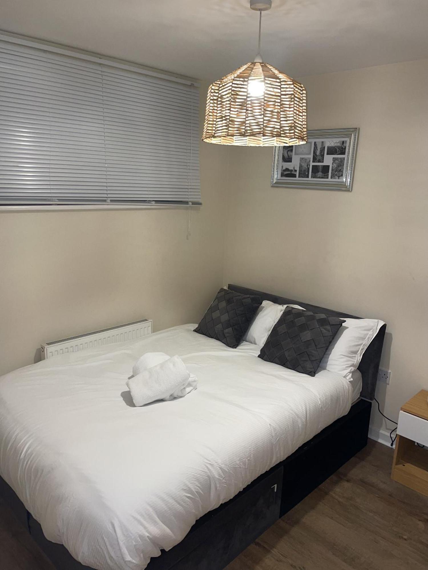 Luxury 2 Bed Apartment - Near Heathrow, Legoland, Windsor Slough Buitenkant foto